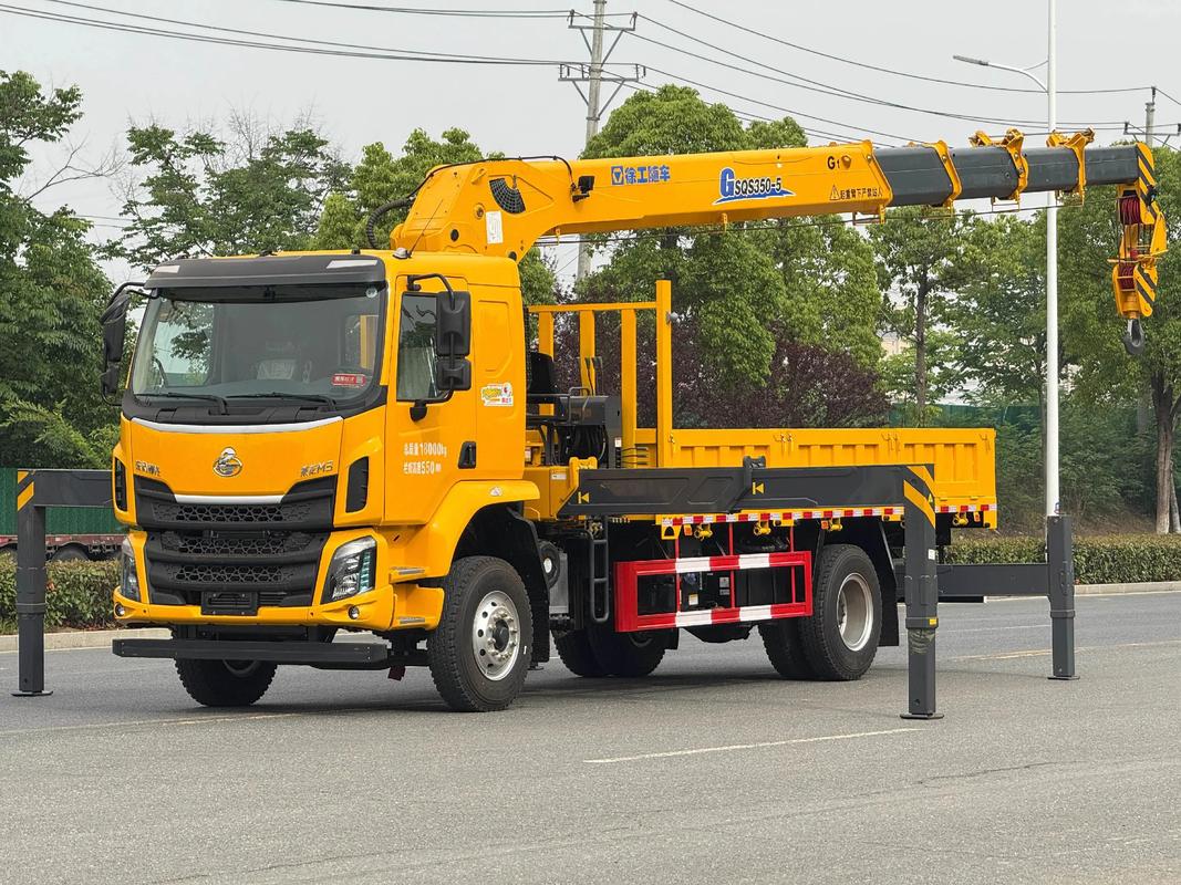 全網首發！柳汽乘龍底盤+玉柴270馬力，上裝徐工14噸隨車吊震撼登場